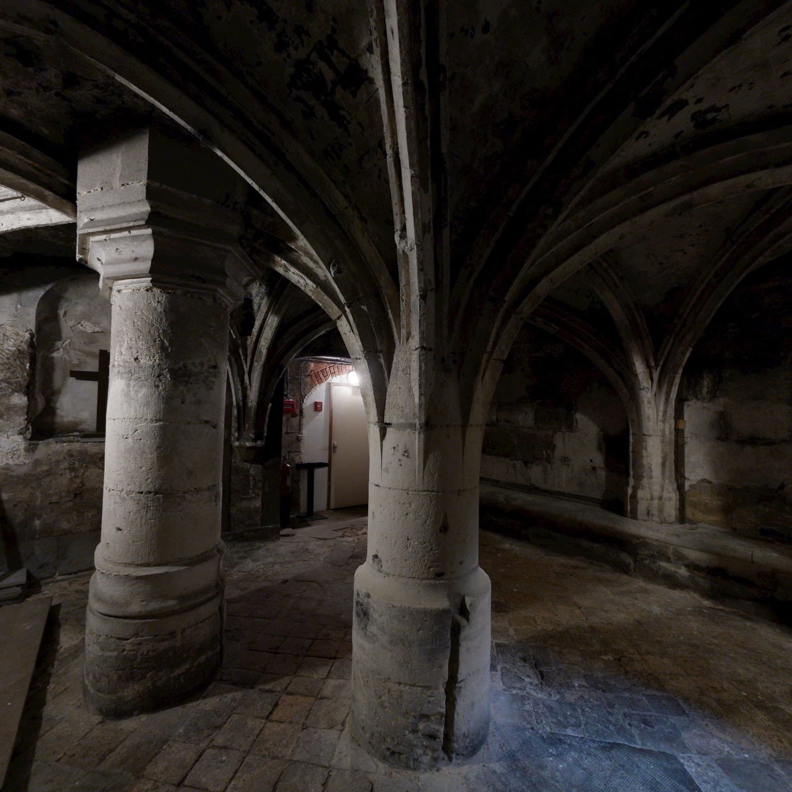 Voûtes anciennes en pierre, évocation de la crypte de Saint-Gervais