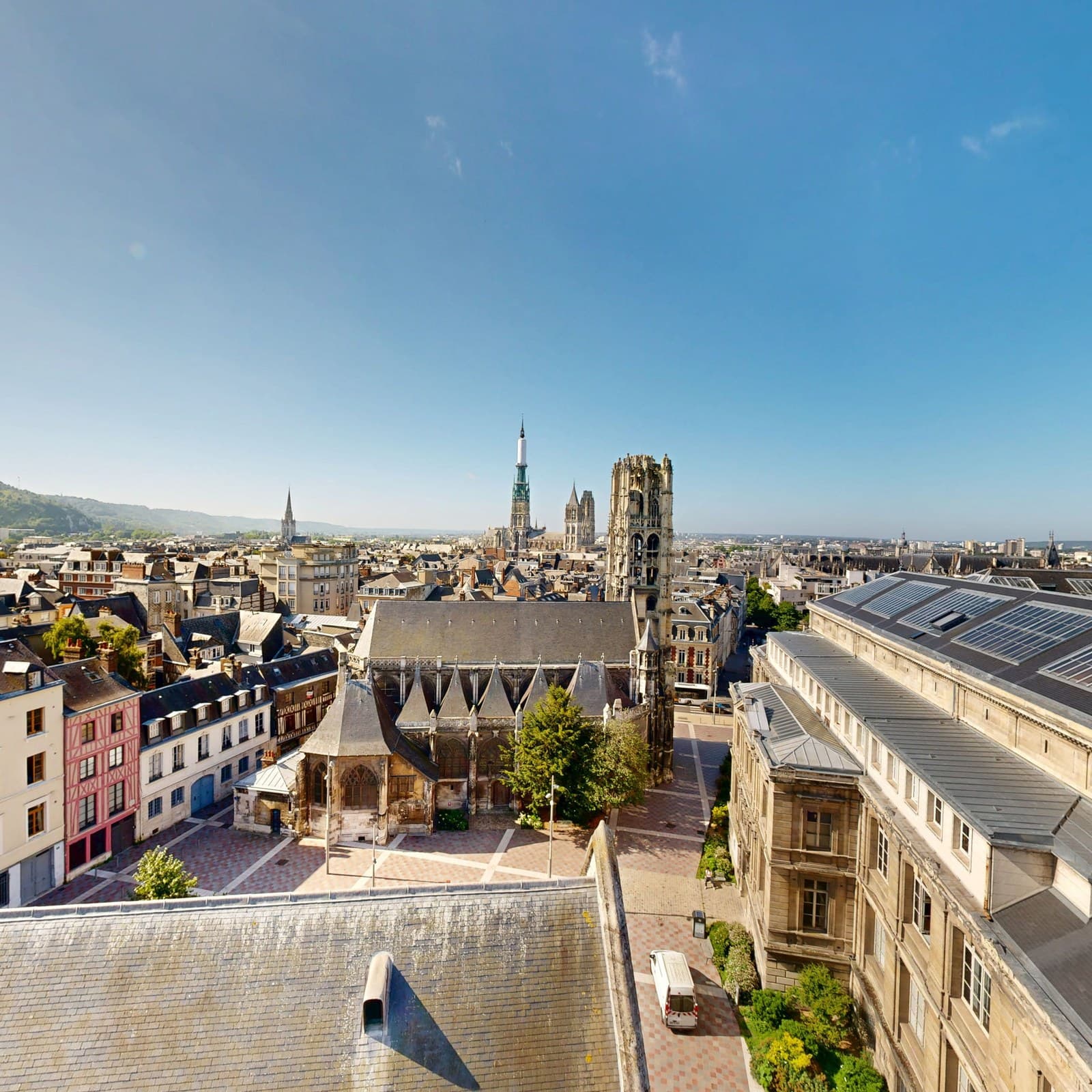 Les toits de Rouen et la cathédrale Notre-Dame, vus depuis l'église Saint-Godard